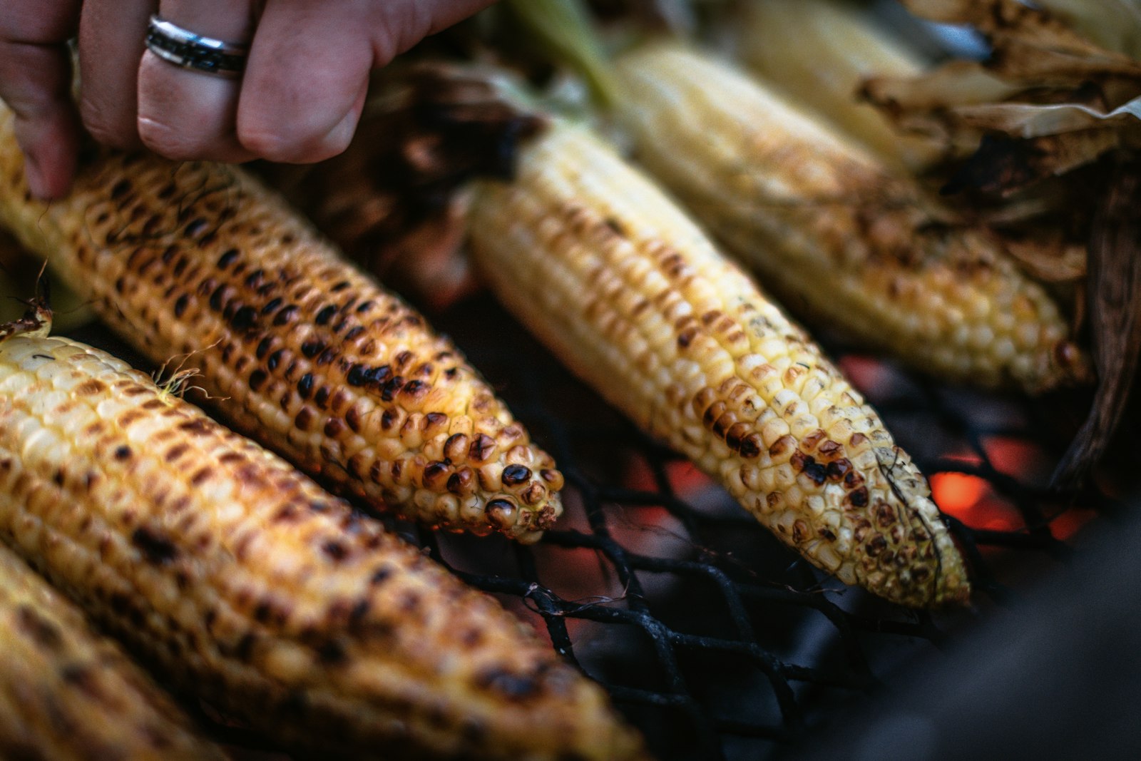 Elotes en el asador, imagen representativa